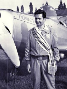 Ladislav Bezák - mistrz świata w akrobacjach lotniczych. W 1971 roku wraz z żoną i czwórką dzieci uciekł komunistycznemu reżimowi na pokładzie skonstruowanego przez siebie samolotu. 